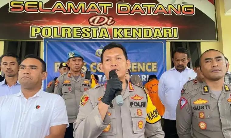 Kapolresta Kendari Kombes Pol Aris Tri Yunarko saat menggelar konferensi pers kasus Pembunuhan