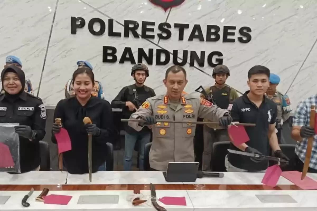 Kapolrestabes Bandung Kombes Pol. Budi Sartono saat ungkap kasus bentrokan antarormas di Mapolrestabes Bandung, Jawa Barat, Sabtu (20/4/2024). (Foto: Polrestabes Bandung)