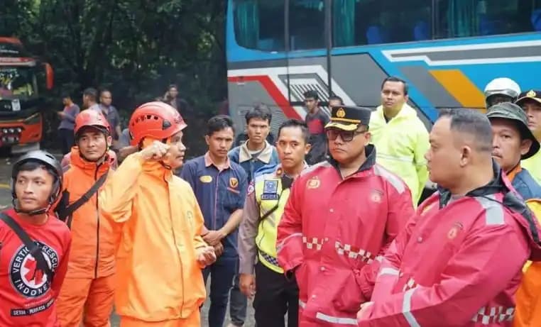 Kapolrestabes Medan Kombes Pol Gidion Arif Setyawan ketika meninjau lokasi bencana longsor di Desa Sembahe