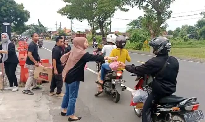 Karyawan PT. Borwita Citra Prima Kraksan Probolinggo menggelar aksi sosial berbagi ribuan ta’jil