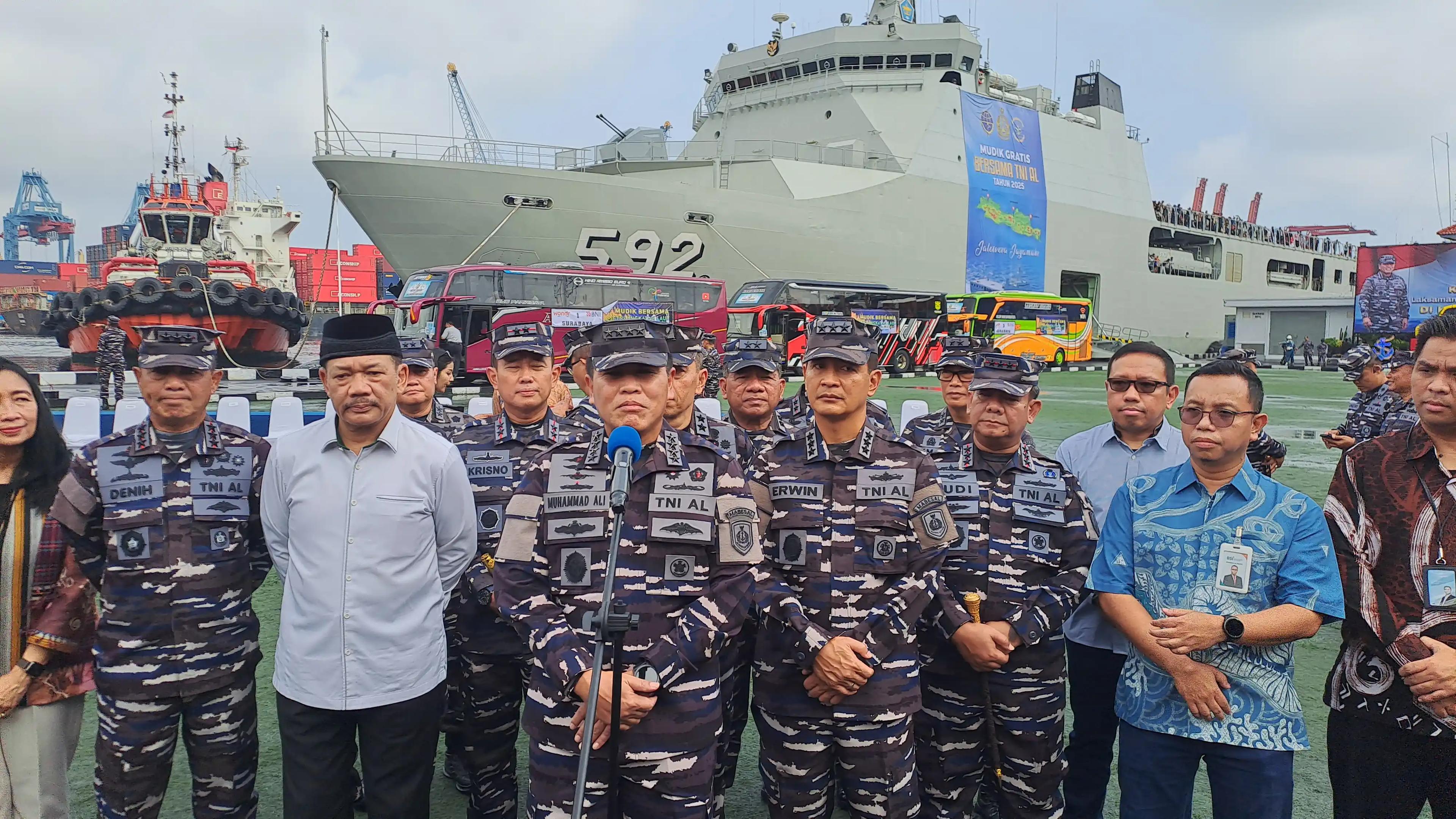 Kasal Laksamana Muhammad Ali di dermaga Kolinlamil, Jakarta Utara
