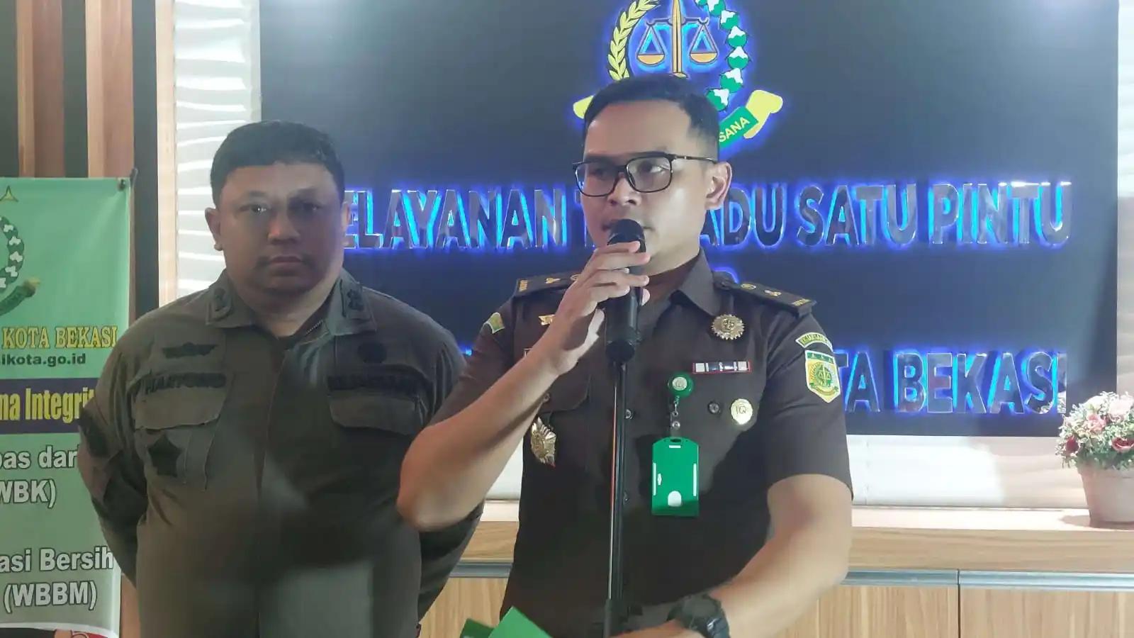 Kasi Intelijen Kejaksaan Negeri Kota Bekasi, Ryan Anugrah bersama Kasi Pidana Khusus Kejaksaan Negeri Kota Bekasi, Haryono