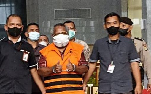 KPK Tahan Bupati Mimika Eltinus, Tersangka Korupsi Pembangunan Gereja