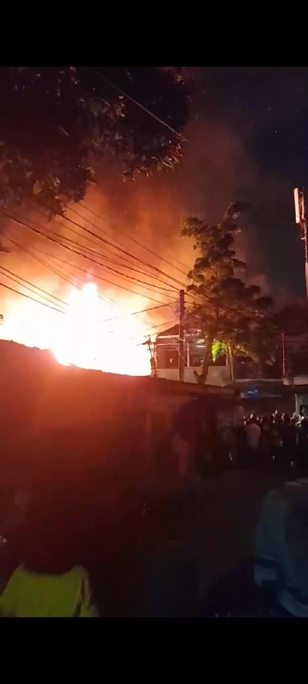 Kebakaran bangunan rumah dan tempat usaha di Kebon Baru Semper Barat