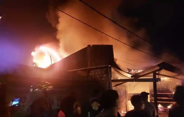 Kebakaran yang terjadi di Kompleks Pasar Pharaa Sentani