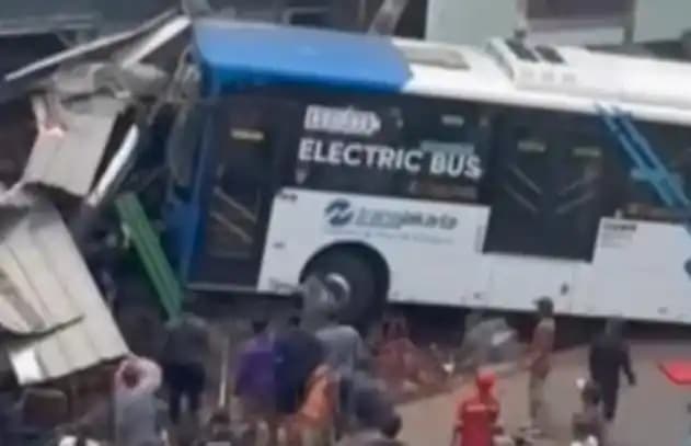Kecelakaan bus Transjakarta di Jalan Raya Minangkabau, Setiabudi, Jakarta Selatan