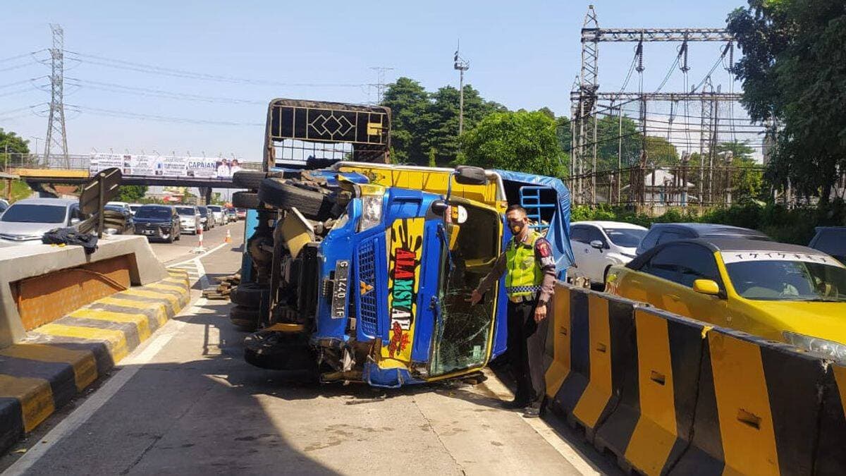 Kecelakaan Tunggal, Truk Tabrak Separator Busway di Jalan Gatot Subroto Jaksel