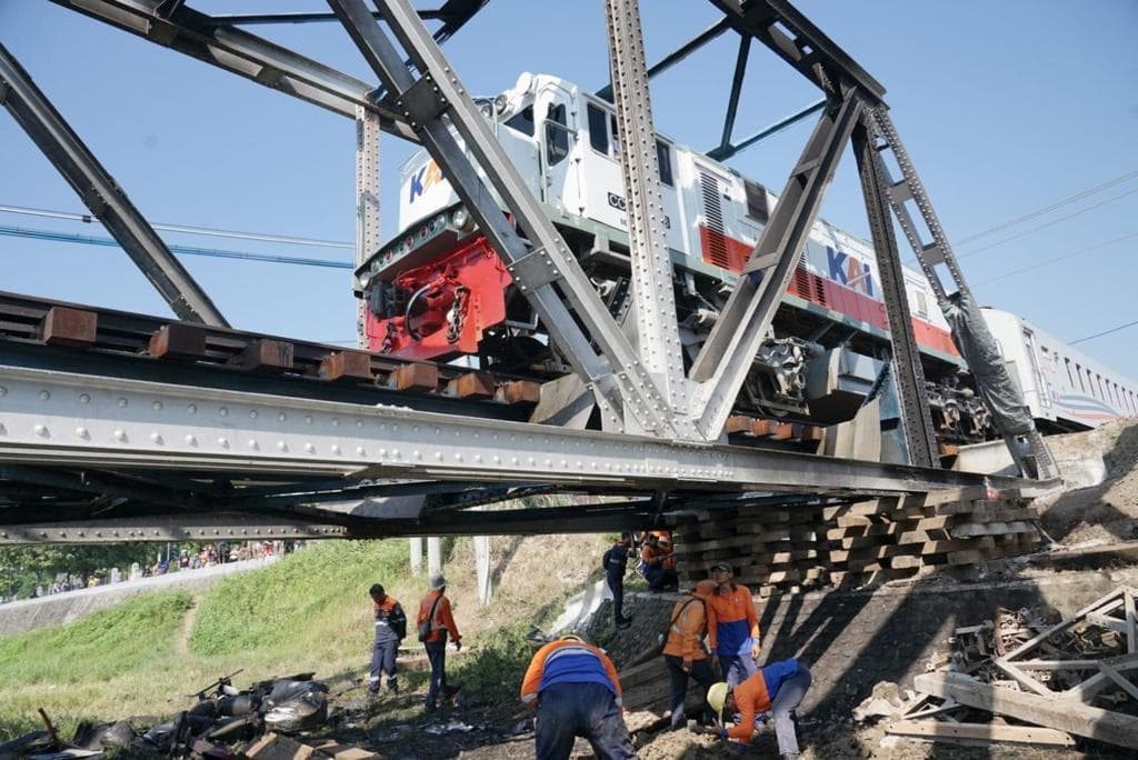 Sempat Kabur, Sopir Truk Trailer yang Ditabrak KA Brantas Akhirnya Menyerahkan Diri