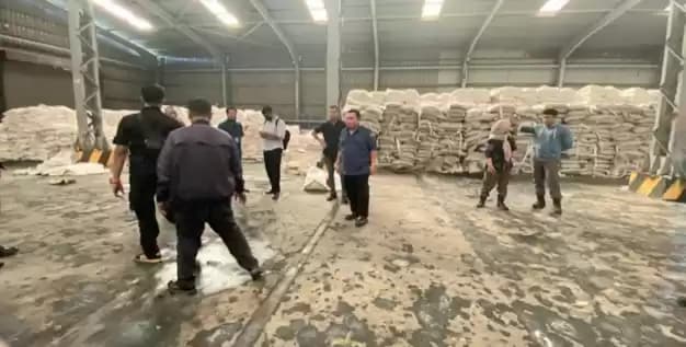 Kejagung Sita 2.254 Ton Gula Impor di Gudang PT SMIP
