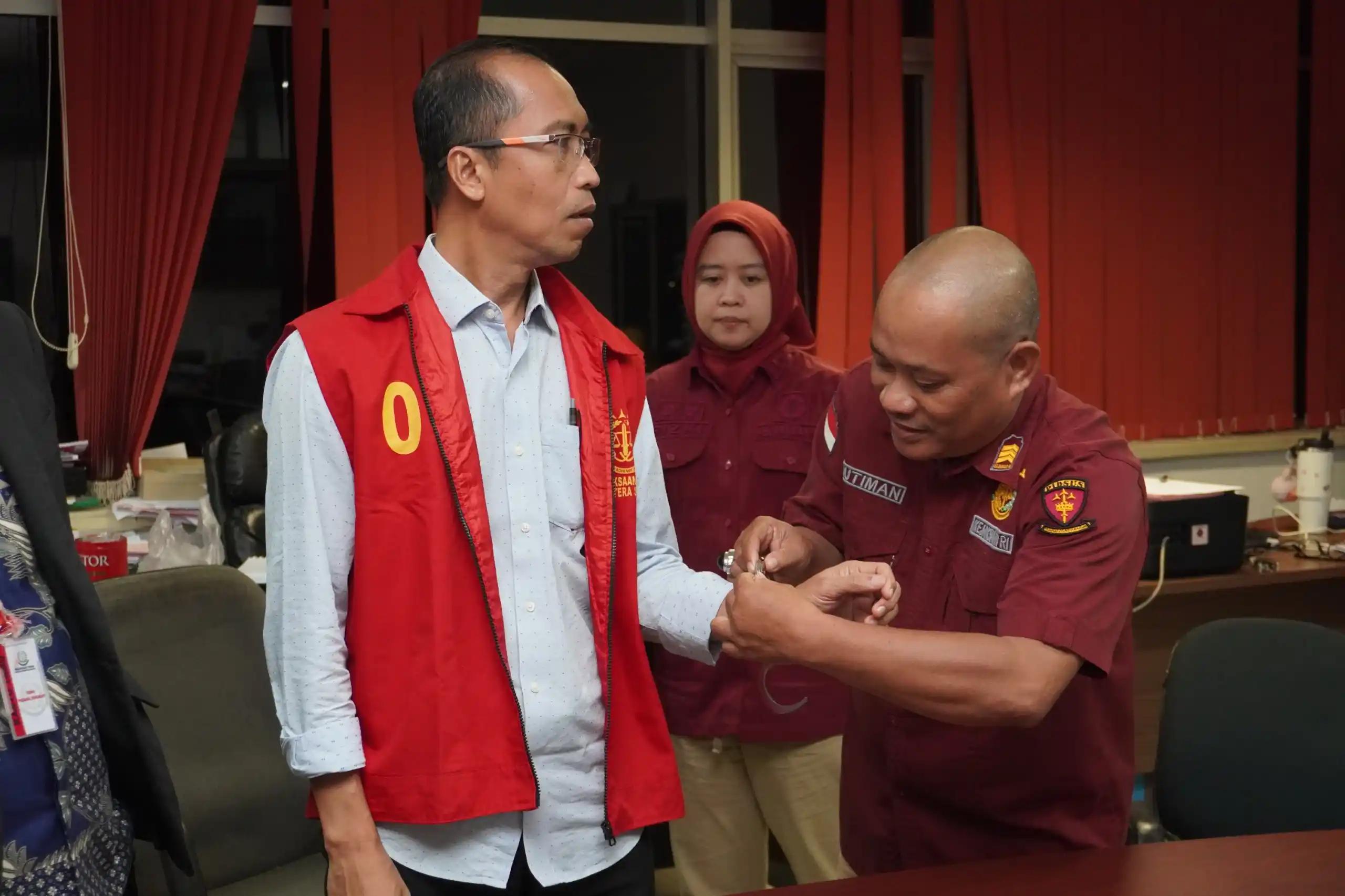 Kejati Sumsel Jebloskan Kepala Cabang PT Magna Beatum Rainmar Yosandi ke Sel Tahanan