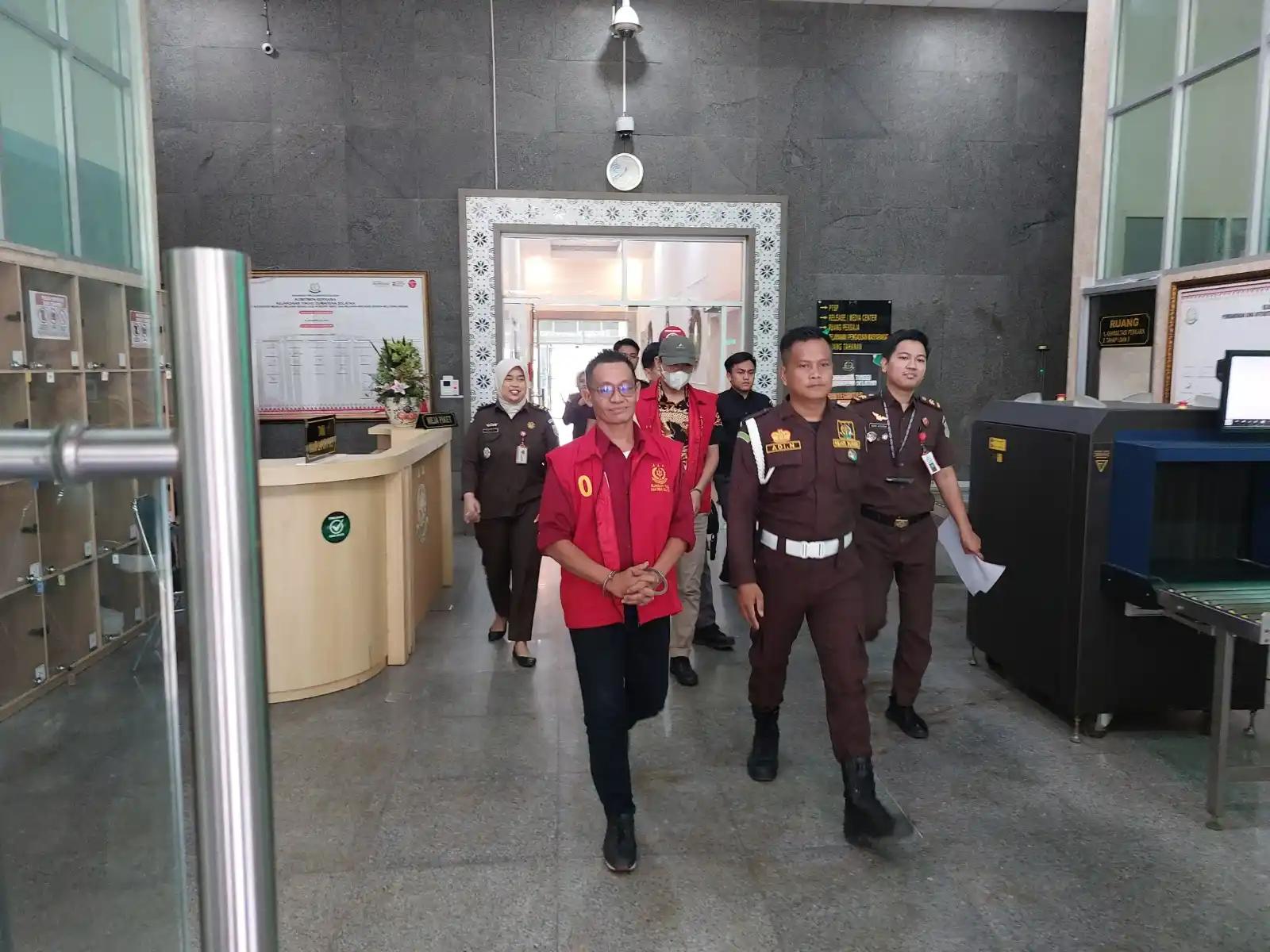 Kejati Sumsel Serahkan Tersangka OOJ Korupsi Jaringan Kominfo Lokal Desa ke JPU