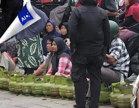 Kelelahan Warga untuk Mendapatkan Gas LPG 3 Kg