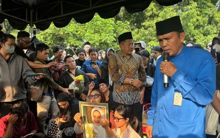 Keluarga besar mendiang Marissa Haque saat mengantarkan jenazah Marissa ke liang lahat di TPU Tanah Kusir