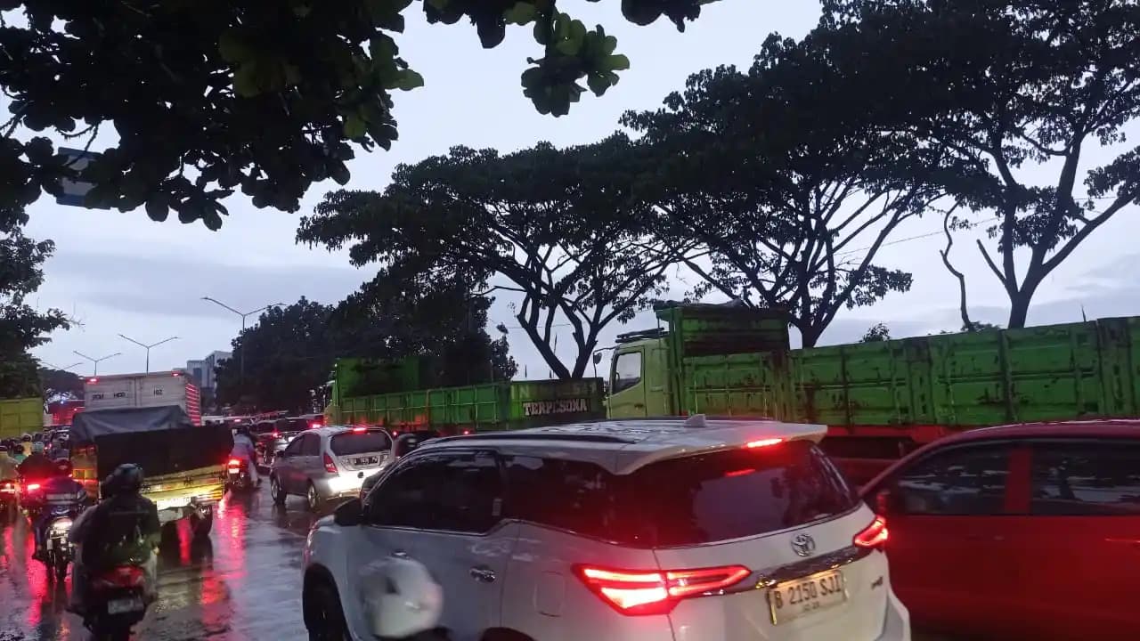 Kemacetan parah di Jalan Soekarno Hatta di kawasan Gedebage, Kota Bandung