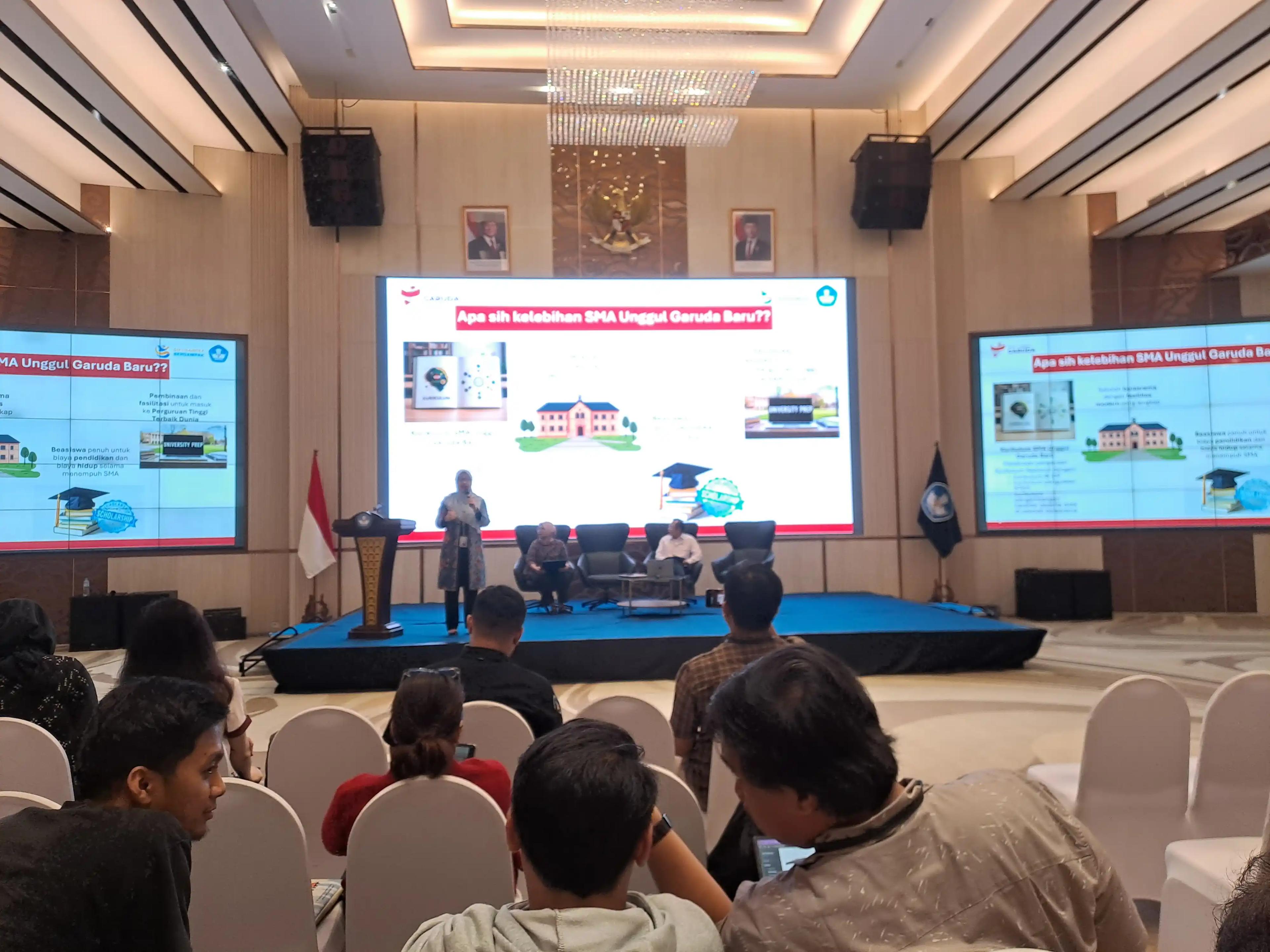 Kemendiktisaintek saat beberkan program Sekolah Garuda. (Foto. Rizal Siregar)