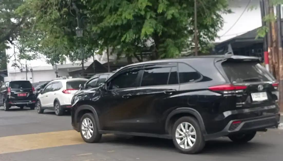 Kendaraan plat merah parkir di bahu jalan dekat kantor Pemkot Bandung