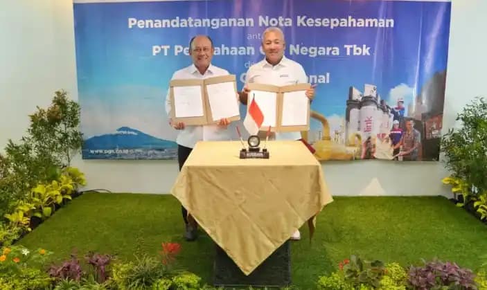 Kepala Badan Gizi Nasional (BGN), Dadan Hindayana (kiri) dan Direktur Utama PGN, Arief Setiawan Handoko