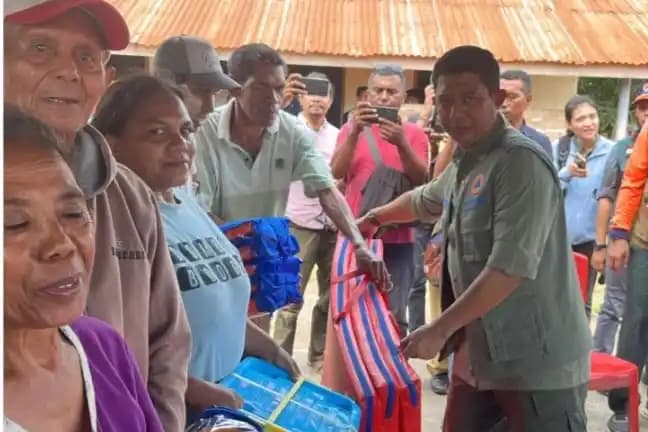 Kepala BNPB Suharyanto berikan bantuan logistik kebutuhan pokok kepada korban erupsi Gunung Lewotobi Laki-Laki