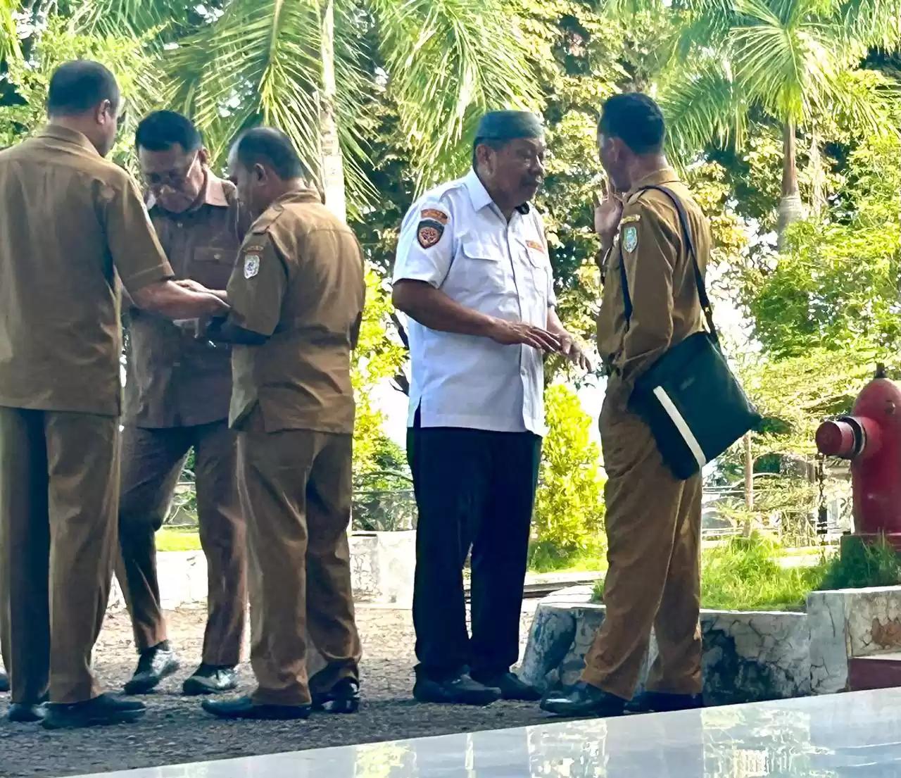 Kepala Dinas Perhubungan Malut Imran Yakub tersangka KPK (kemeja putih) sedang berbicara dengan mantan Kepala Inspektorat Nirwan MT. Ali yang sebagai salah satu saksi di kasus suap mantan Gubernur Malut Abdul Gani Kasuba (Foto: MI/RD)
