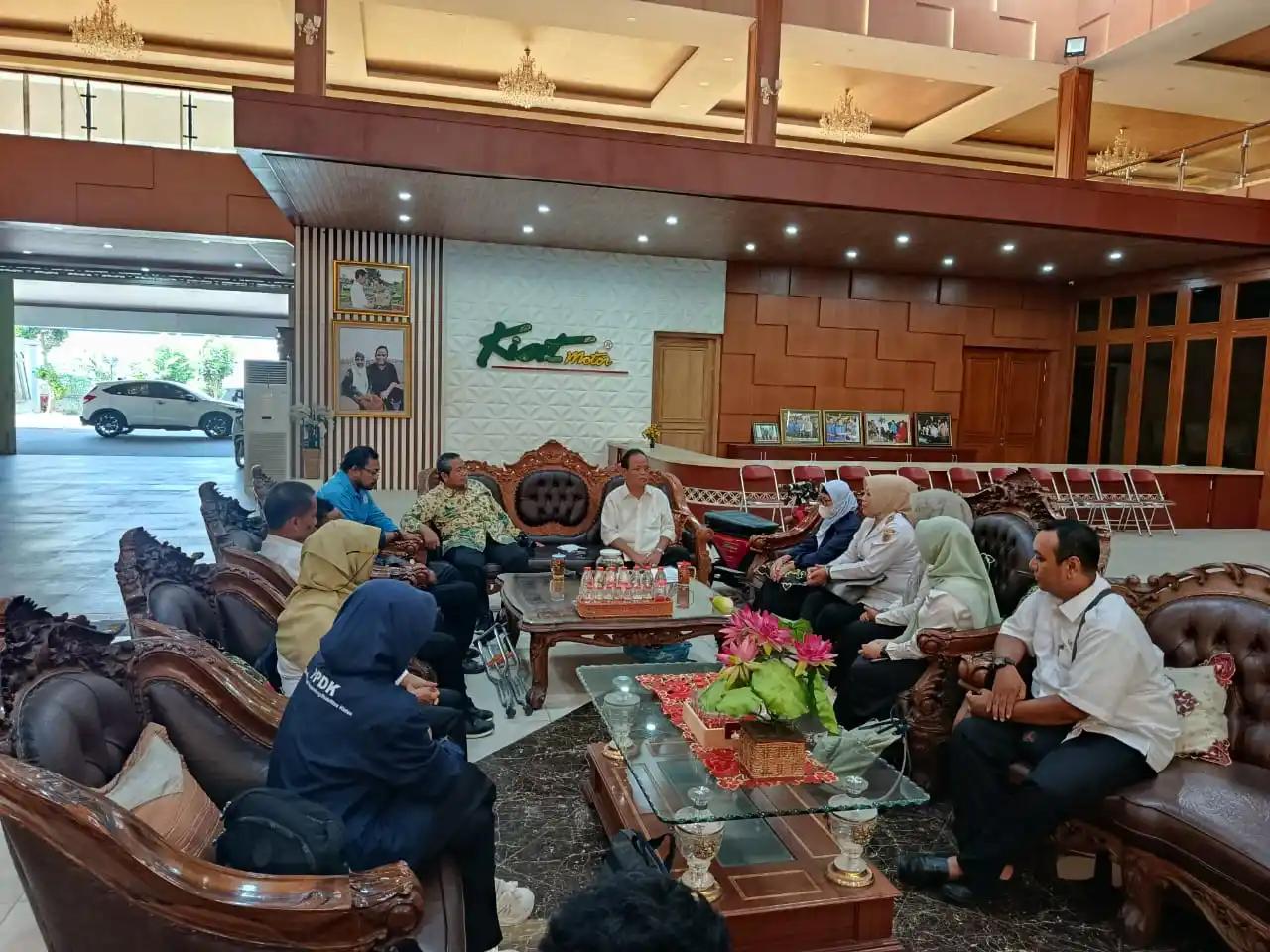 Kepala Dinsos P3APPKB Kabupaten Klaten, Puspo Enggar Hastuti, SE, bersama jajaran, Antasena Kemensos RI, dan PPDK bersilaturahmi dengan H. Sukiyat di Trucuk Klaten guna memperkuat sinergi pemberdayaan disabilitas.