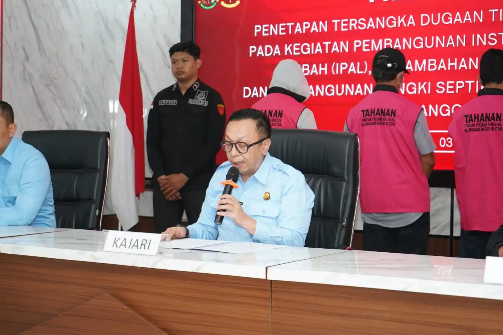 Kepala Kejari Blitar, Baringin saat menyampaikan keterangan pers