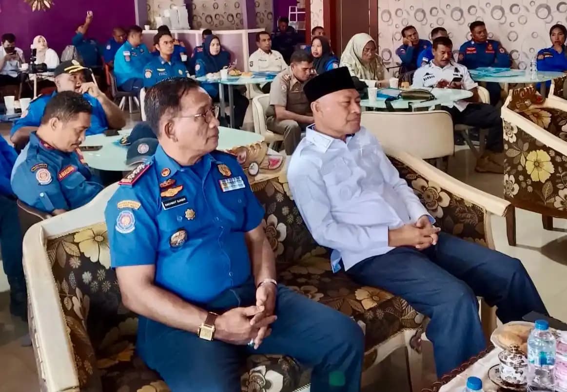 Kepala Satpol PP Malut, Rachmat Djabir, saat duduk bersama Wagub Malut, Sarbin Sehe