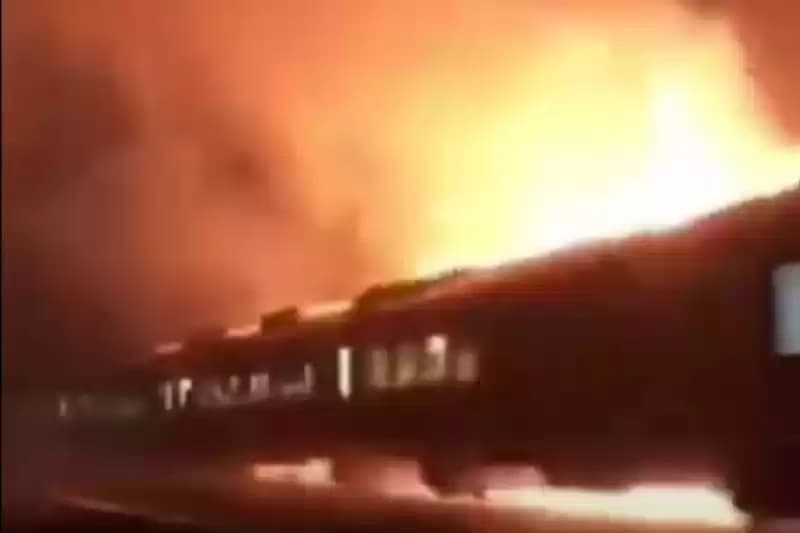 kereta api terobos kobaran api