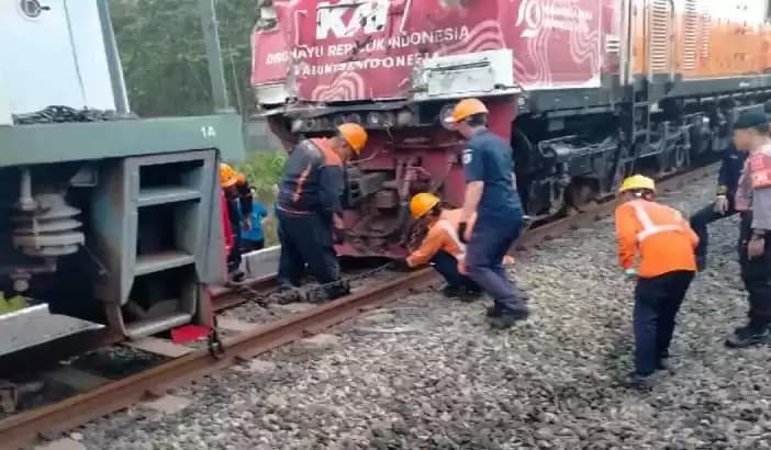 Kereta Tabrak Kereta