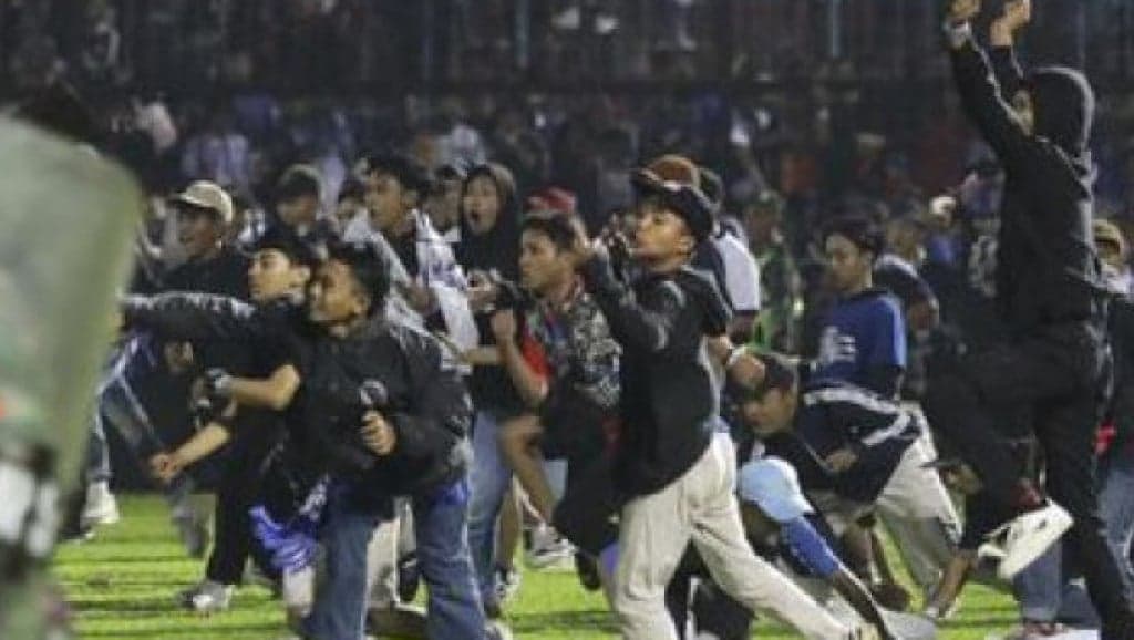 Lagi Demo Ricuh di Kantor Arema FC, Ratusan Orang Ditahan Polisi