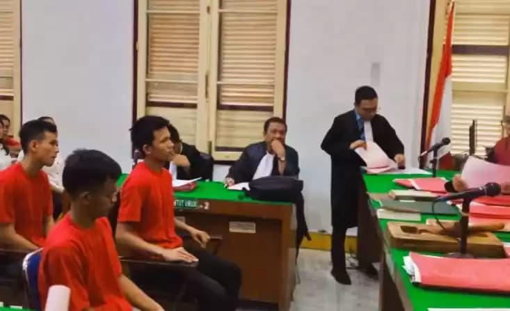 Ketiga terdakwa saat mendengarkan tuntutan dari Jaksa Penuntut Umum (JPU) Kejari Medan