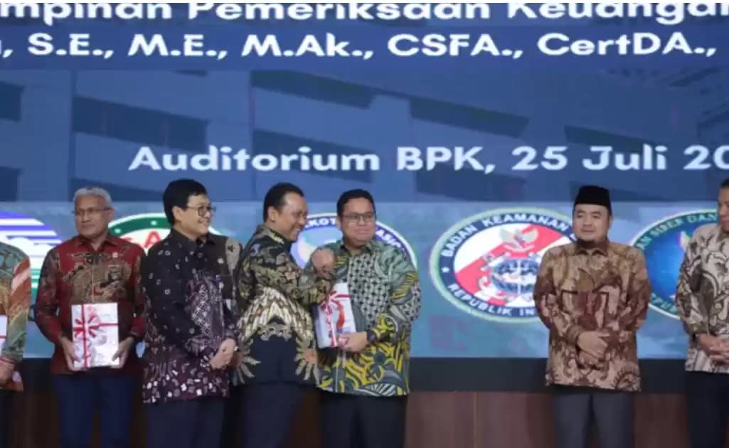 Ketua Bawaslu Rahmat Bagja (kanan) menerima sertifikat predikat WTP dari BPK di Jakarta, Kamis (25/7/2024)
