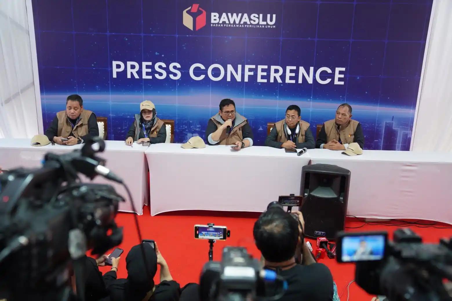 Ketua Bawaslu RI, Rahmat Bagja (tengah)