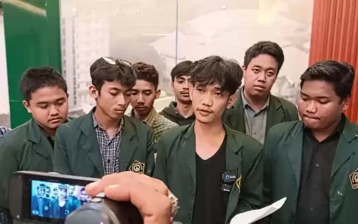 Ketua BEM Keluarga Mahasiswa (KM) Unissula Muhamad Fery Agung Gumelar bersama jajaran pengurus