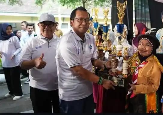 Ketua DPRD Kabupaten Blitar Supriadi bersama Bupati Rijanto saat memberikan piala kepada pemenang