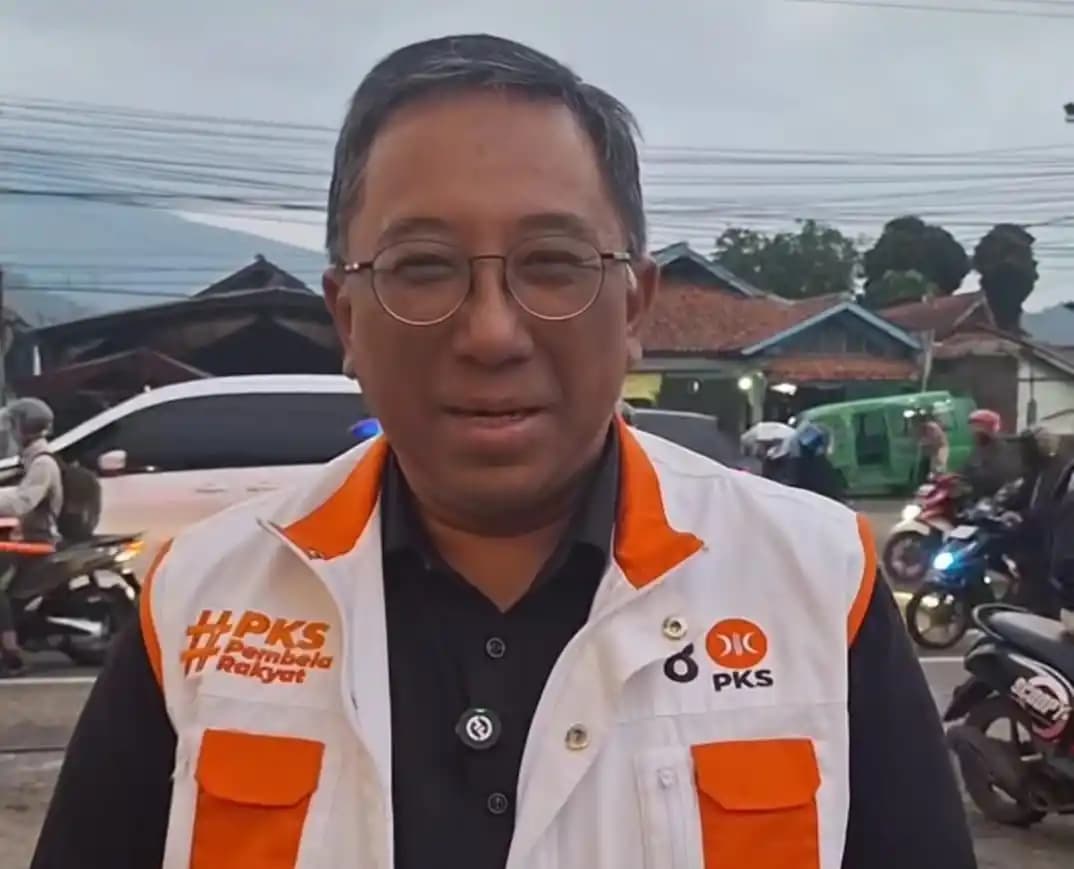 Ketua DPW PKS Jawa Barat, Haru Suandharu saat berada di posko mudik Lebaran di jalur Nagreg