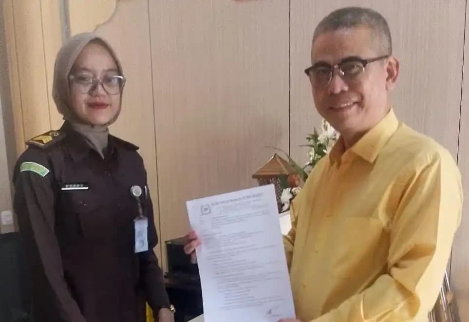 Ketua KMP, Zaenail Abidin saat menyerahkan Surat ke Kejaksaan Negri Purwakarta