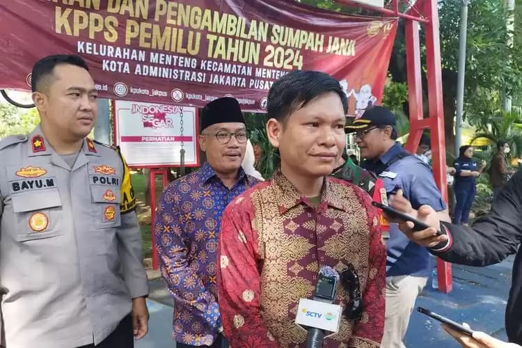 Ketua KPU Jakpus (tengah) Efniadiansyah saat diwawancarai di Taman Menteng, Jakarta Pusat, Kamis (25/1/2024)
