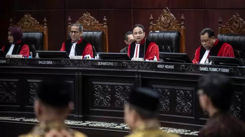 Ketua Majelis Hakim Mahkamah Konstitusi Suhartoyo (kedua kanan) didampingi anggota Majelis Hakim MK Saldi Isra (kedua kiri), Arief Hidayat (kanan), dan Enny Nurbaningsih (kiri) memimpin sidang perdana perselisihan hasil Pilpres 2024