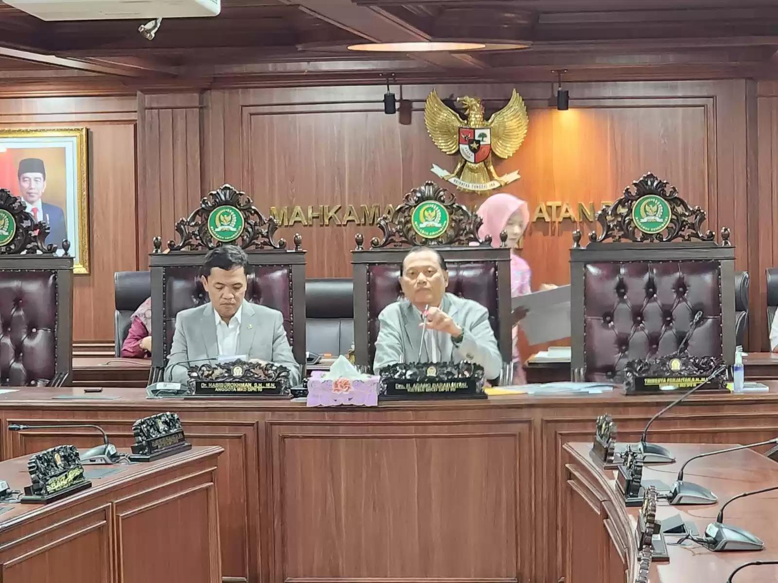 Ketua MKD DPR RI Adang Daradjatun (kanan) dan Anggota MKD DPR RI Habiburokhman (kiri).