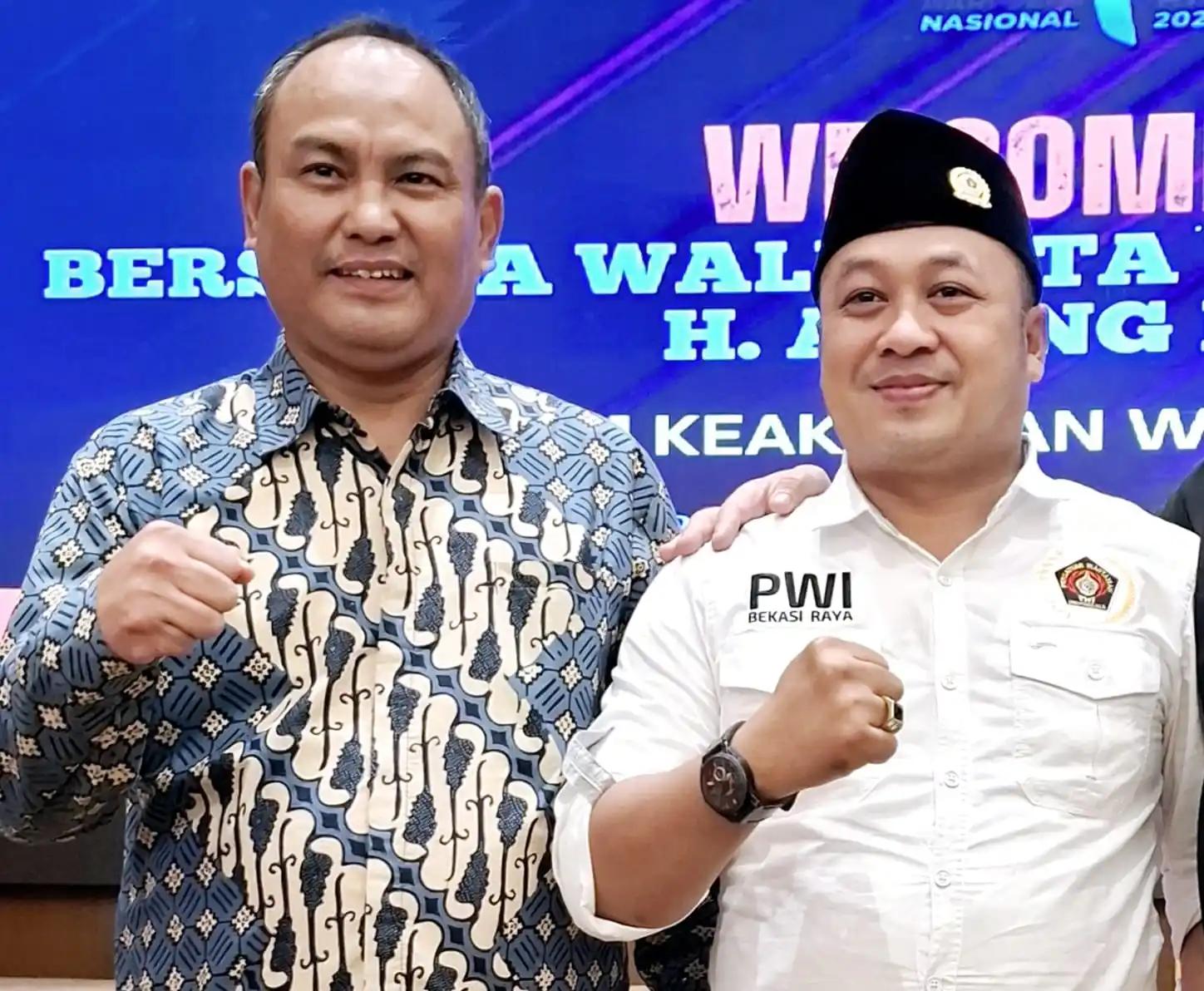 Ketua PWI Jawa Barat, Hilman Hidayat (Kiri) dan Ketua PWI Bekasi Raya, Ade Muksin