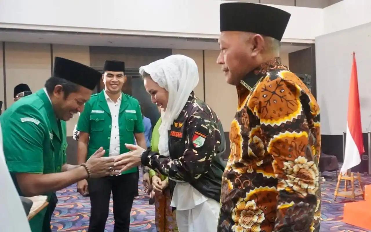 Ketua Umum GP Ansor, Addin Jauharudin, bersalaman dengan Gubernur Malut Sherly Tjoanda