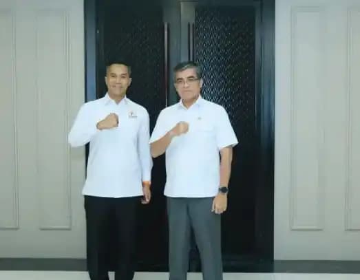 Ketua Umum Kamar Dagang dan Industri (Kadin) Indonesia, Anindya Novyan Bakrie (kiri) Menteri Ketenagakerjaan, Yassierli