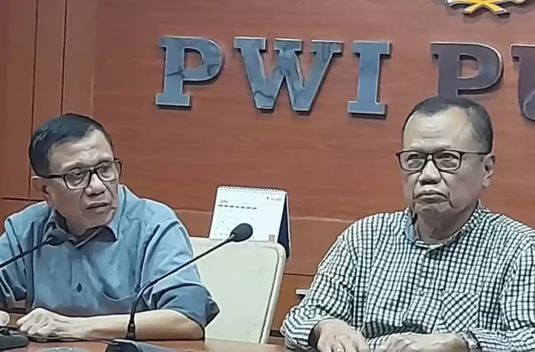Ketua Umum PWI Hendry Ch Bangun (kiri), dan Ketua Dewan Kehormatan PWI Sasongko Tedjo seusai menghadiri Rapat Pleno yang dihadiri Pengurus PWI, Dewan Kehormatan, Dewan Penasehat dan Dewan Pakar di Kantor PWI, Jakarta, Kamis (27/6/2024)