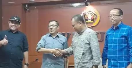 Ketum PWI Pusat Hendry Ch Bangun dan Ketua DK PWI Pusat Sasongko Tedjo bersalaman setelah menuntaskan pelaksanaan sanksi dan rekomendasi DK terkait dugaan penyalahgunaan dana sponsorship Forum Humas BUMN untuk penyelenggaraan UKW. (Foto: PWI Pusat)