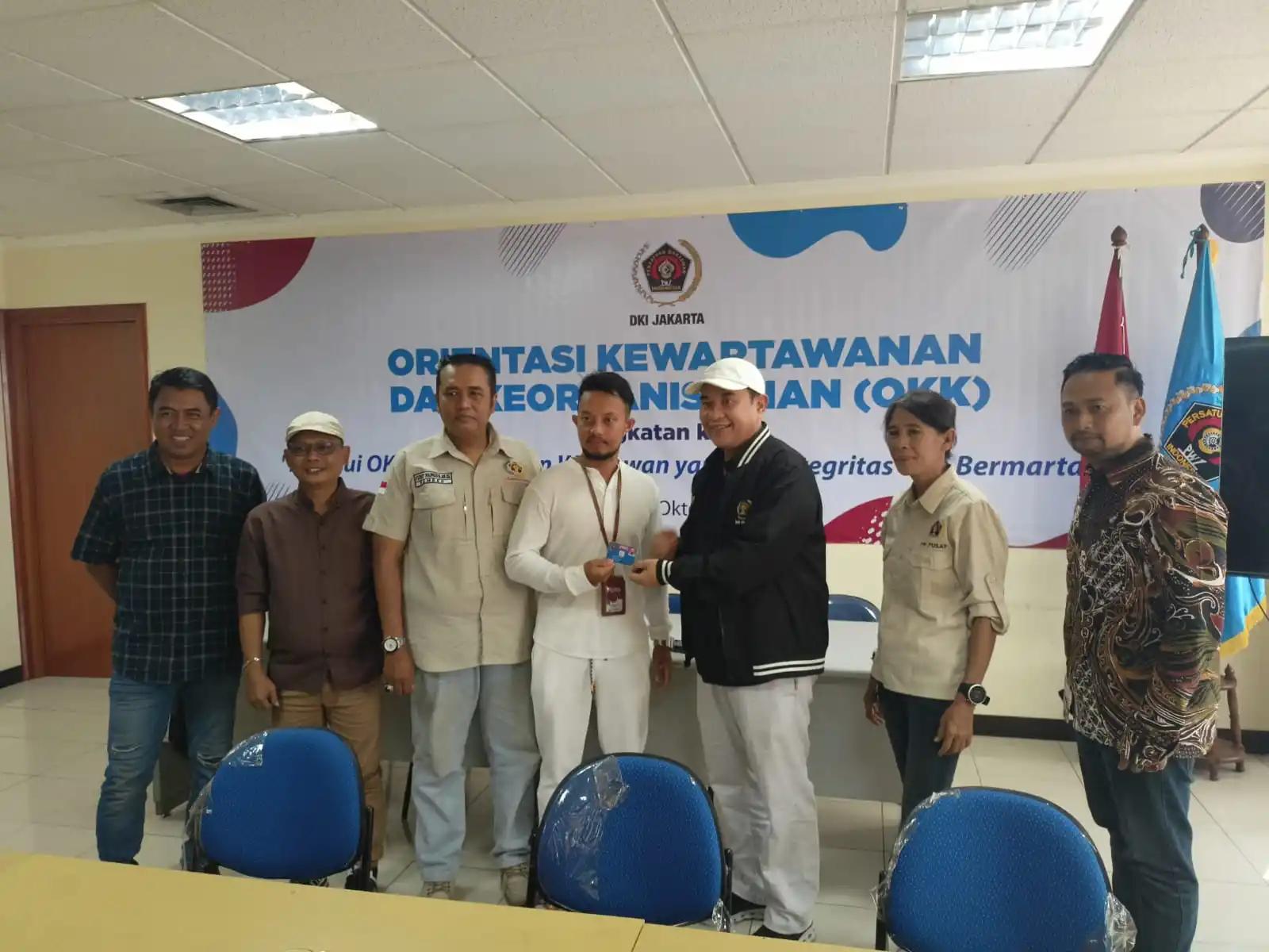 Ketum PWI Pusat Serahkan KTA Biasa Anggota PWI Jaya