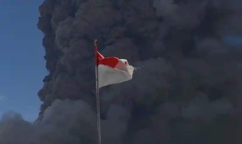 Kolam Abu Erupsi Gunung Lewotobi