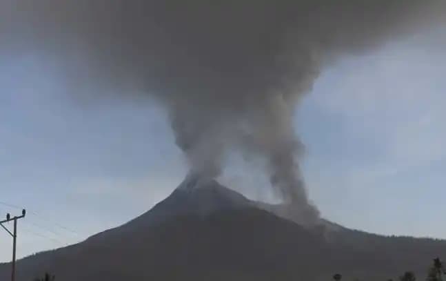 Kolom asap bercampur abu erupsi