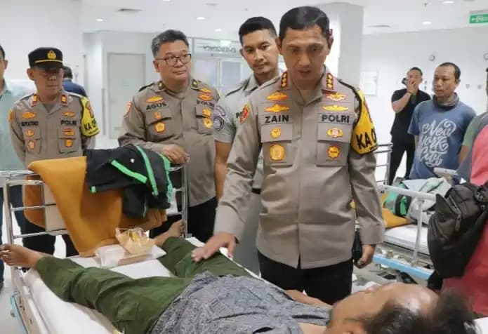 Kombes Pol Zain Dwi Nugroho menjenguk korban tabrak lari di rumah sakit