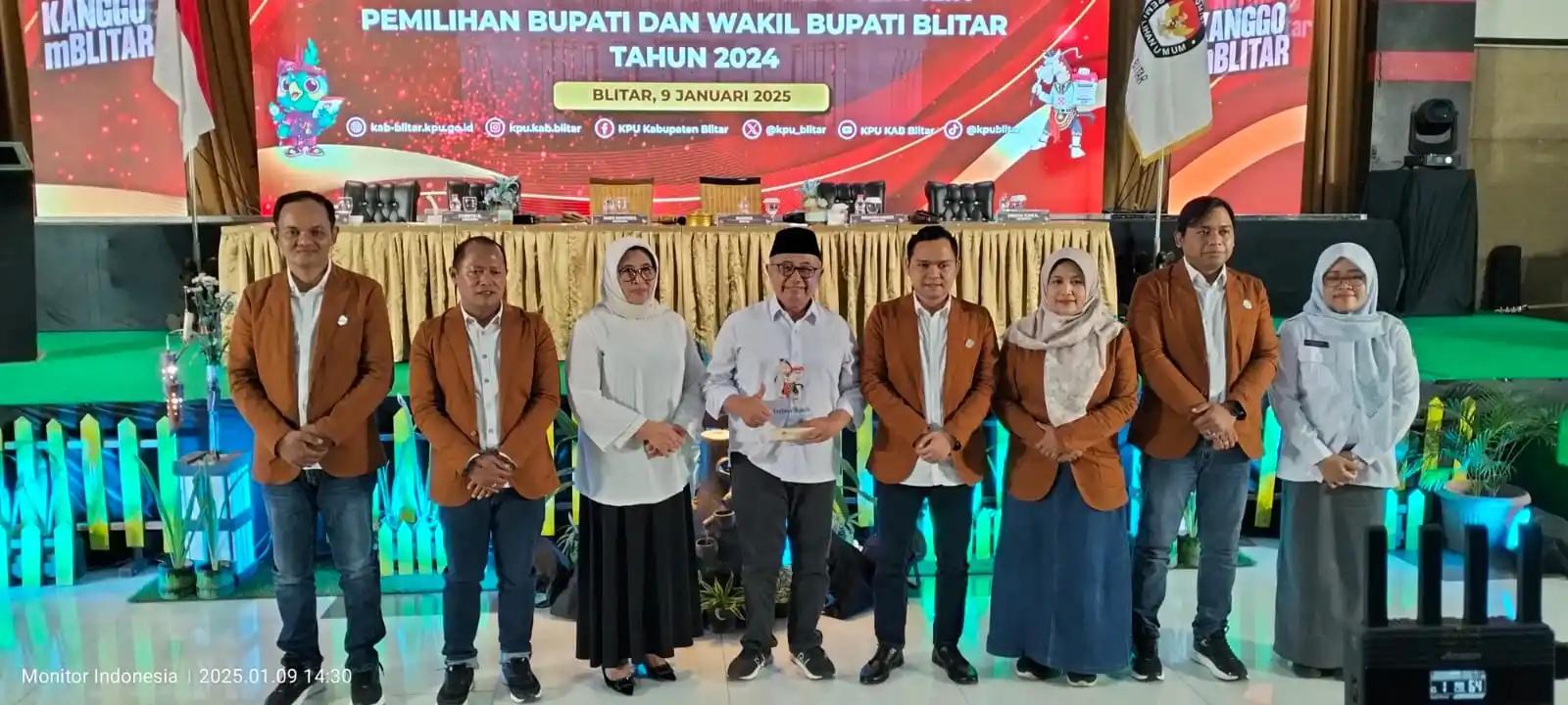 Komisioner KPU Kabupaten Blitar bersama Bupati Blitar Terpilih Rijanto