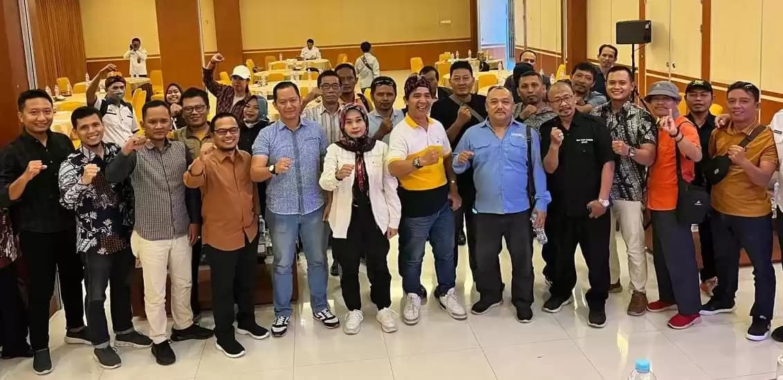 Komisioner KPU Tulungagung, foto bersama dengan seluruh insan media. (Foto: Dok MI/JK)